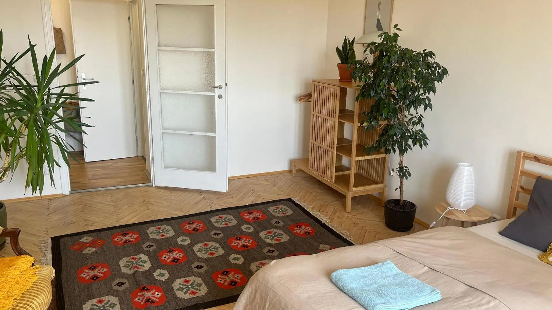 Stylovy A Slunny Byt S Umeleckym Nadechem V Blizkosti Centra Prága Apartman